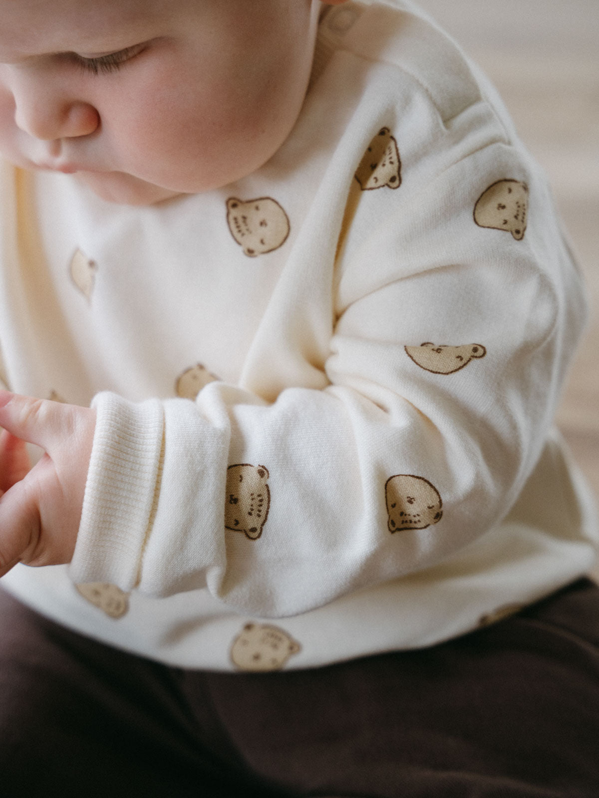 Baby wearing white sweatshirt with brown bear print pattern Baby Printed Sweatshirt - Cosy Bear Ecru Baby boy