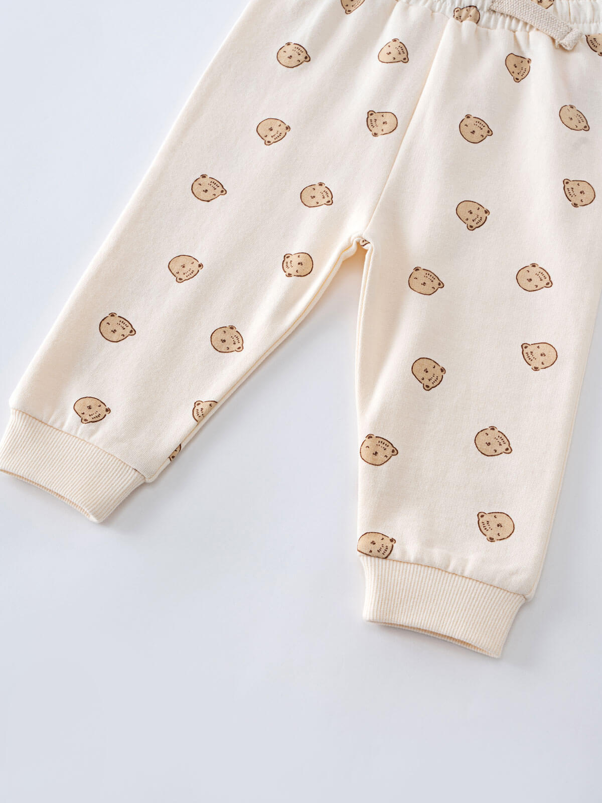 Cream sweatpants with small brown bear face print pattern and ribbed cuffs Printed Sweatpants - Cosy Bear Ecru Baby boy