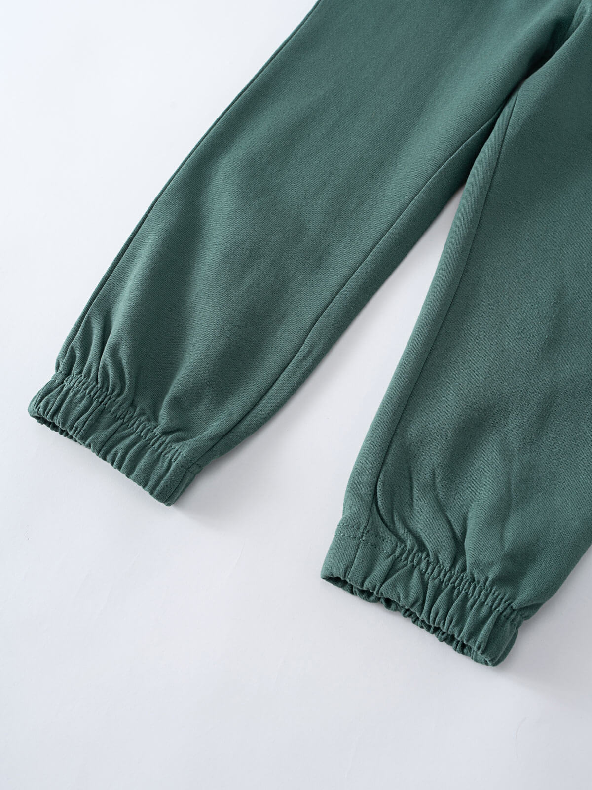 Close-up of elastic cuffs on green sweatpants laid flat Sweatpants - Balsam Boys